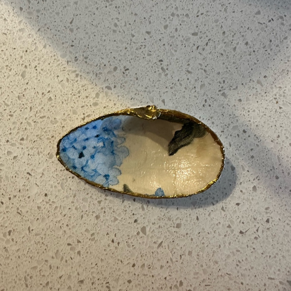 Small Hydrangea decoupage shell dish - Picture 4 of 5